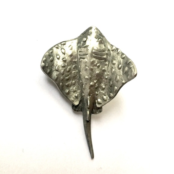 Vintage Jewelry - Vintage Stingray Brooch Pin Pewter Tone Small
